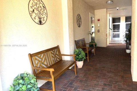 Condo in Tamarac, Florida, 2 bedrooms № 2046381 - photo 2