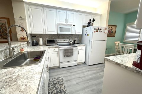 Condo in Tamarac, Florida, 2 bedrooms № 2046381 - photo 3