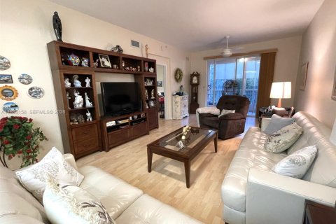 Condo in Tamarac, Florida, 2 bedrooms № 2046381 - photo 12