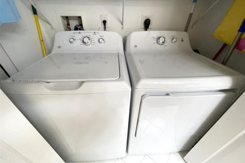 Condo in Tamarac, Florida, 2 bedrooms № 2046381 - photo 15