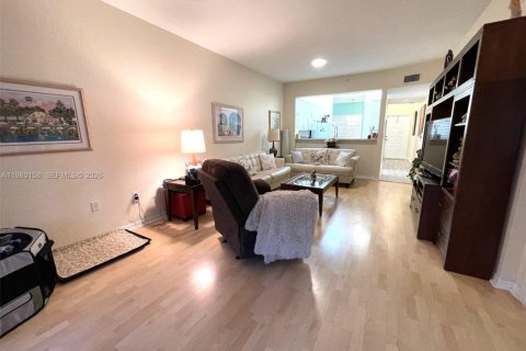 Condo in Tamarac, Florida, 2 bedrooms № 2046381 - photo 11