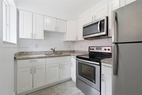 House in Miami Beach, Florida 2 bedrooms, 86.96 sq.m. № 1965030 - photo 2