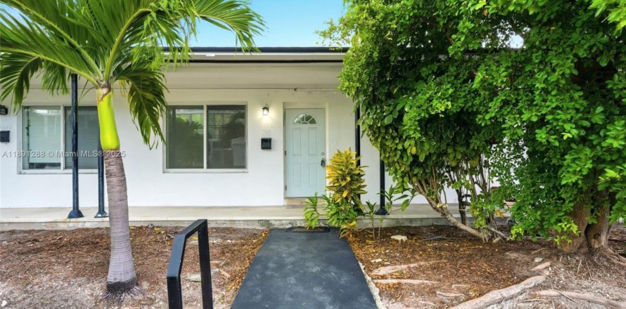 House in Miami Beach, Florida 2 bedrooms, 86.96 sq.m. № 1965030