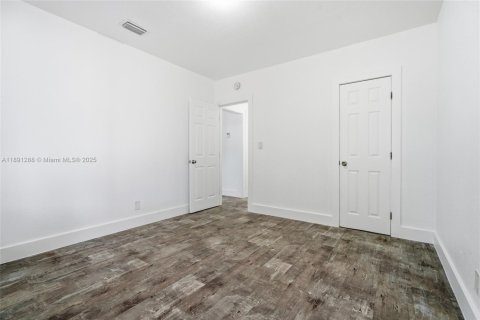 House in Miami Beach, Florida 2 bedrooms, 86.96 sq.m. № 1965030 - photo 9