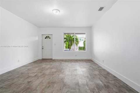 House in Miami Beach, Florida 2 bedrooms, 86.96 sq.m. № 1965030 - photo 11