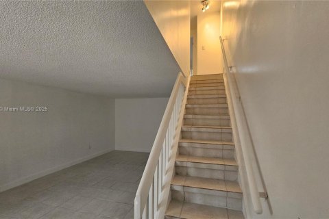 Townhouse in Miami, Florida 2 bedrooms, 107.02 sq.m. № 1875122 - photo 3