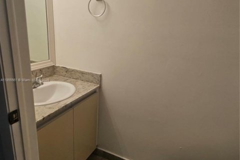 Townhouse in Miami, Florida 2 bedrooms, 107.02 sq.m. № 1875122 - photo 21
