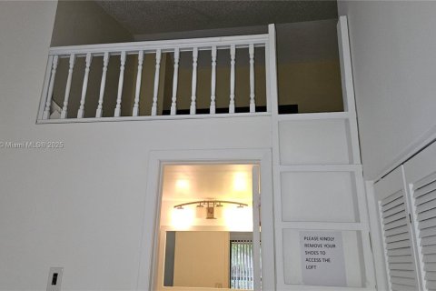 Townhouse in Miami, Florida 2 bedrooms, 107.02 sq.m. № 1875122 - photo 16