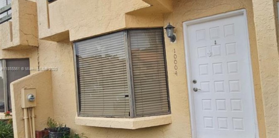 Townhouse in Miami, Florida 2 bedrooms, 107.02 sq.m. № 1875122