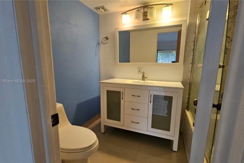 Townhouse in Miami, Florida 2 bedrooms, 107.02 sq.m. № 1875122 - photo 17