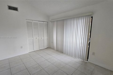 Townhouse in Miami, Florida 2 bedrooms, 107.02 sq.m. № 1875122 - photo 19