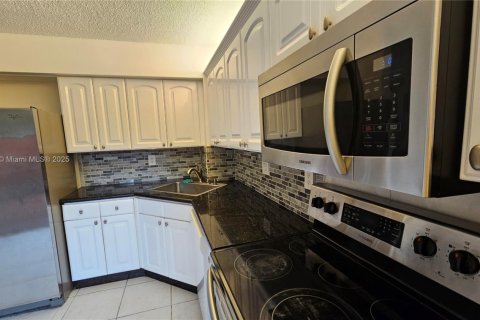 Townhouse in Miami, Florida 2 bedrooms, 107.02 sq.m. № 1875122 - photo 11