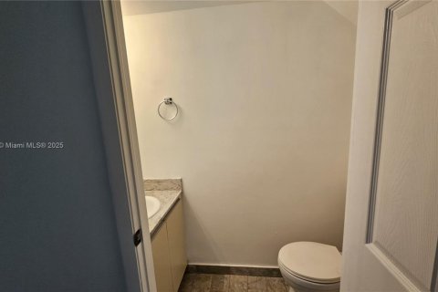 Townhouse in Miami, Florida 2 bedrooms, 107.02 sq.m. № 1875122 - photo 22