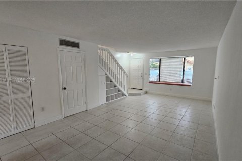 Townhouse in Miami, Florida 2 bedrooms, 107.02 sq.m. № 1875122 - photo 24
