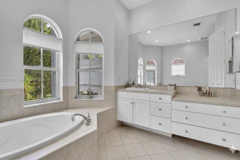 Casa en venta en Miramar, Florida, 5 dormitorios, 325.25 m2 № 2257942 - foto 30