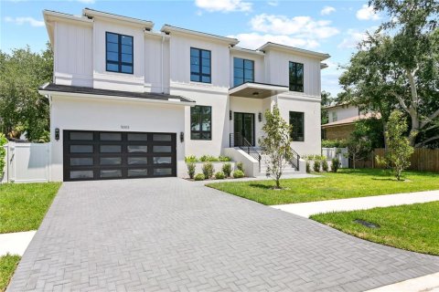 House in Tampa, Florida 5 bedrooms, 528.89 sq.m. № 2204104