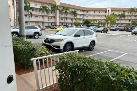 Condo in Sunrise, Florida, 2 bedrooms № 2018460 - photo 2