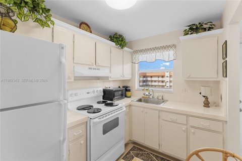 Condo in Sunrise, Florida, 2 bedrooms  № 2047126 - photo 4