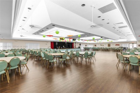 Condo in Sunrise, Florida, 2 bedrooms  № 2047126 - photo 25