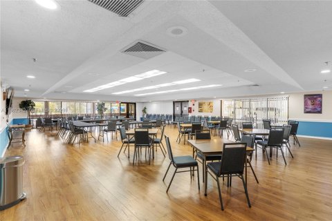 Condo in Sunrise, Florida, 2 bedrooms  № 2047126 - photo 24