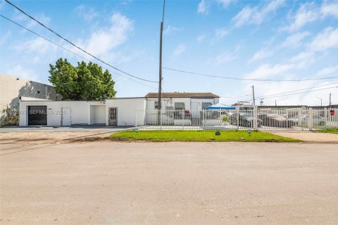 Купить коммерческую недвижимость в Майами, Флорида № 2051403 - фото 2