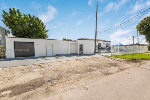 Купить коммерческую недвижимость в Майами, Флорида № 2051403 - фото 7