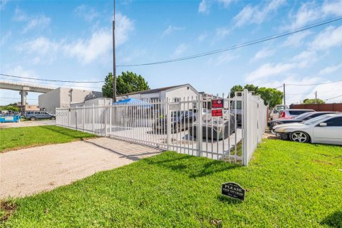 Купить коммерческую недвижимость в Майами, Флорида № 2051403 - фото 4