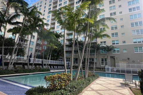 Condo in Miami, Florida, 2 bedrooms  № 1819828 - photo 27