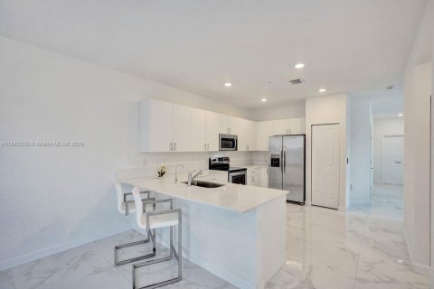 Adosado en venta en Pembroke Pines, Florida, 4 dormitorios, 175.4 m2 № 1841042 - foto 13