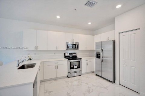 Adosado en venta en Pembroke Pines, Florida, 4 dormitorios, 175.4 m2 № 1841042 - foto 12