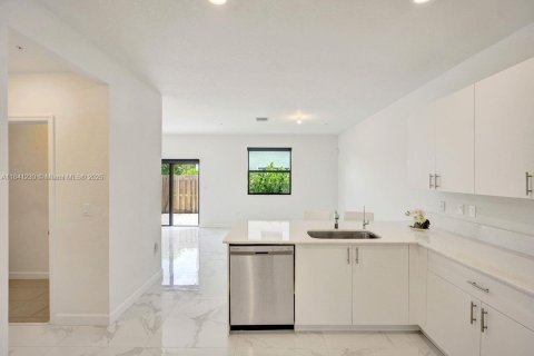 Adosado en venta en Pembroke Pines, Florida, 4 dormitorios, 175.4 m2 № 1841042 - foto 10