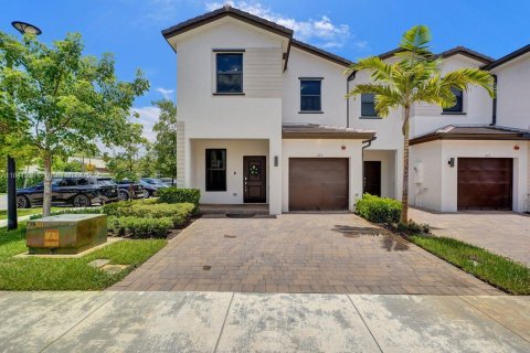 Townhouse in Pembroke Pines, Florida 4 bedrooms, 175.4 sq.m. № 1841042 - photo 1