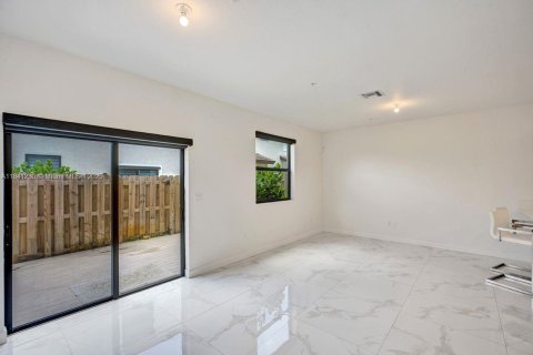 Adosado en venta en Pembroke Pines, Florida, 4 dormitorios, 175.4 m2 № 1841042 - foto 17