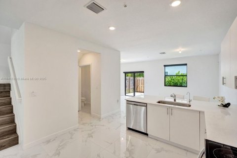 Adosado en venta en Pembroke Pines, Florida, 4 dormitorios, 175.4 m2 № 1841042 - foto 9