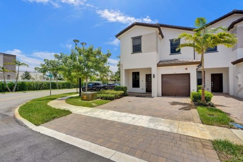 Townhouse in Pembroke Pines, Florida 4 bedrooms, 175.4 sq.m. № 1841042 - photo 6