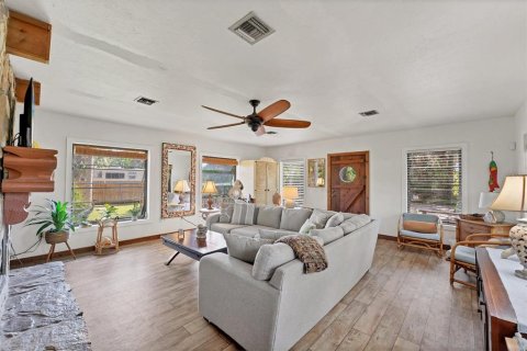House in Englewood, Florida 3 bedrooms, 146.14 sq.m. № 1513201 - photo 7