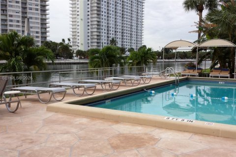 Condominio en alquiler en Sunny Isles Beach, Florida, 1 dormitorio, 59.36 m2 № 2270877 - foto 18