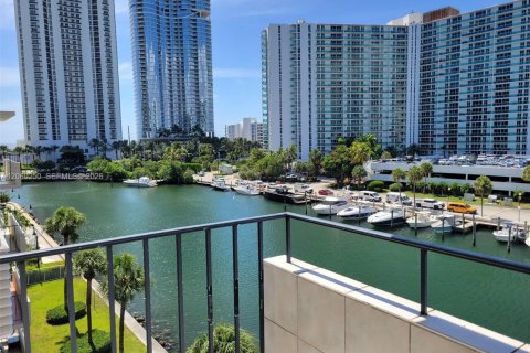 Condominio en alquiler en Sunny Isles Beach, Florida, 1 dormitorio, 59.36 m2 № 2270877 - foto 2