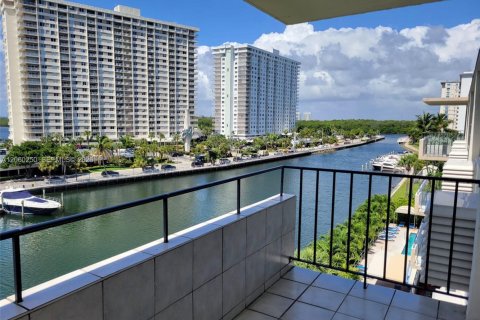 Condominio en alquiler en Sunny Isles Beach, Florida, 1 dormitorio, 59.36 m2 № 2270877 - foto 3