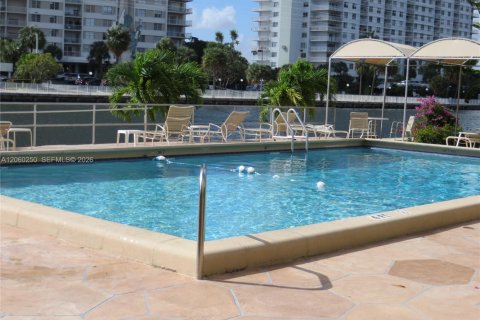 Condominio en alquiler en Sunny Isles Beach, Florida, 1 dormitorio, 59.36 m2 № 2270877 - foto 17