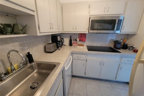 Condominio en alquiler en Sunny Isles Beach, Florida, 1 dormitorio, 59.36 m2 № 2270877 - foto 11