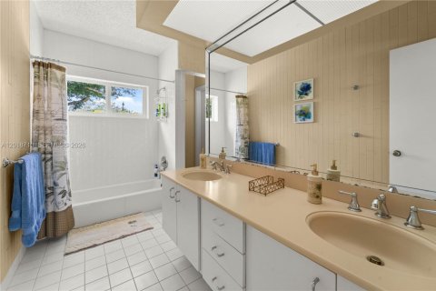 Купить виллу или дом в Катлер-Бей, Флорида 4 спальни, 217.76м2, № 2168350 - фото 18