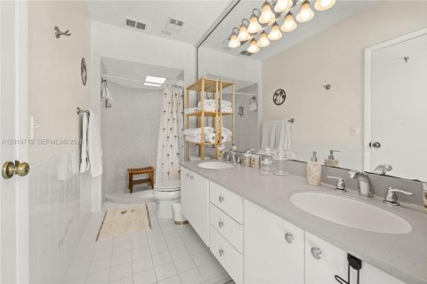 Купить виллу или дом в Катлер-Бей, Флорида 4 спальни, 217.76м2, № 2168350 - фото 24