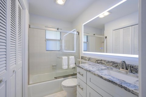 Condo in North Palm Beach, Florida, 2 bedrooms № 2242577 - photo 11