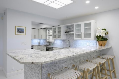 Condo in North Palm Beach, Florida, 2 bedrooms № 2242577 - photo 6