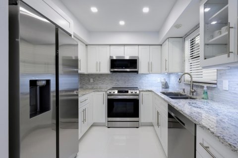 Condo in North Palm Beach, Florida, 2 bedrooms № 2242577 - photo 5