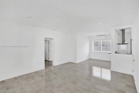 Casa en alquiler en Miami Beach, Florida, 2 dormitorios, 105.07 m2 № 1972247 - foto 8