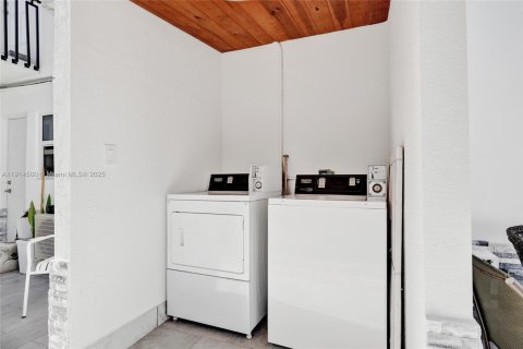 Casa en alquiler en Miami Beach, Florida, 2 dormitorios, 105.07 m2 № 1972247 - foto 25