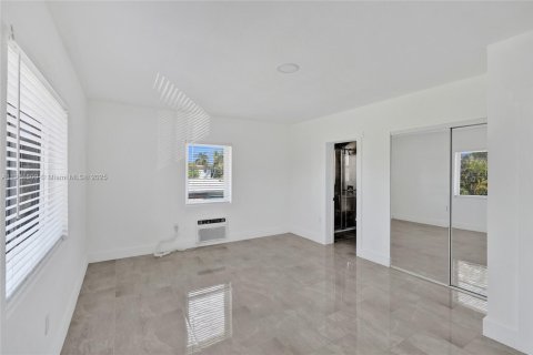 Casa en alquiler en Miami Beach, Florida, 2 dormitorios, 105.07 m2 № 1972247 - foto 19