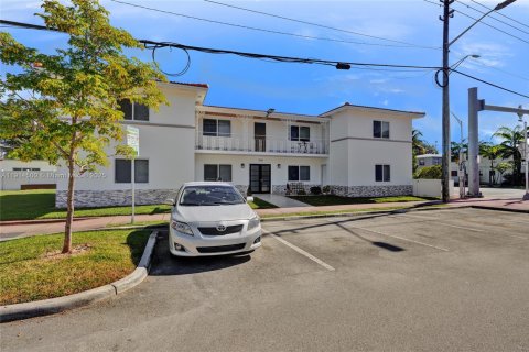 Casa en alquiler en Miami Beach, Florida, 2 dormitorios, 105.07 m2 № 1972247 - foto 2